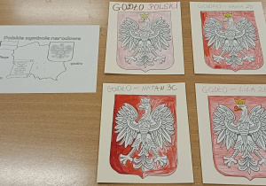 Prace plastyczne uczniów przedstawiające godło państwowe
