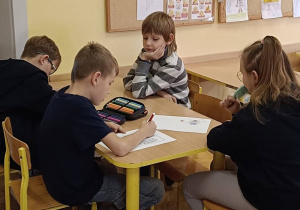 Uczniowie kolorują godło Polski