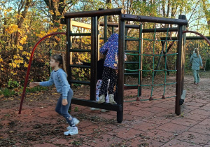 Dzieci podczas wspólnej zabawy na placu