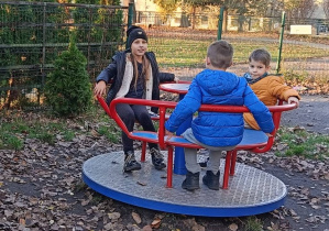 Uczniowie podczas zabawy wspólnej na karuzeli