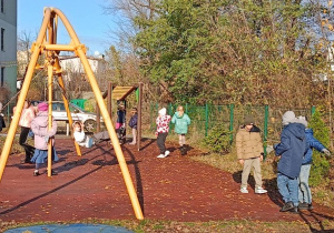 Zabawy integrujące grupę świetlicową na świeżym powietrzu