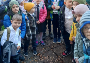 Uczniowie przed pomnikiem