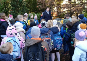 Uczniowie stoją przed pomnikiem