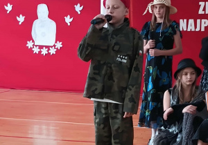 Uczeń mówi do mikrofonu