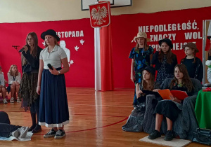 Uczniowie podczas przedstawienia