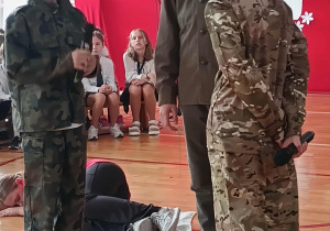 Trzech uczniów ubranych w mundury