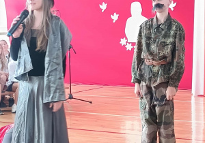 Uczniowie - aktorzy - na scenie