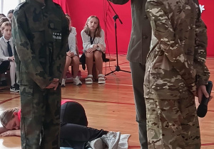 Trzech uczniów ubranych w mundury