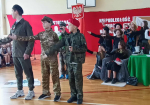 Uczniowie w przebraniach