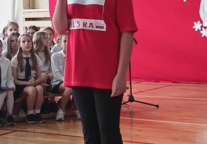 Uczennica mówi wiersz