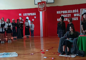 Aktorzy i chór szkolny