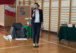 Pani podsumowuje konkurs na lapbook