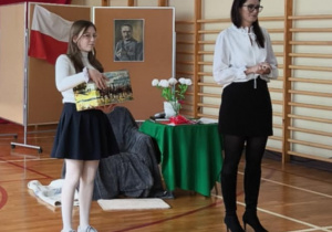 Pani Dyrektor i uczennica z nagrodą za I miejsce