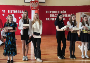 Nagrodzeni uczniowie z panią dyrektor i nauczycielem