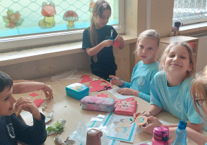 Dzieci pracują w ławce