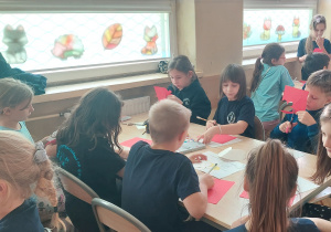 Uczniowie tworzą prace plastyczne