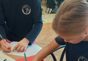 Dziewczynki odrysowują kwiatka