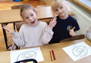 Uczennice siedzą w ławce