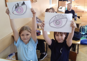 Uczennice pokazują pokolorowany rysunek