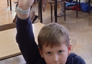 Uczeń pokazuje swoją pracę