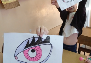 Uczniowie pokazują prace plastyczne