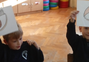 Dzieci pokazują swoje prace