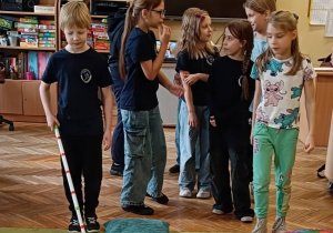 Dzieci ustawiają się do wykonania ćwiczenia na dywanie