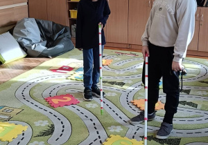 Dzieci wcielają się w rolę osoby niewidomej i próbują wykonać spacer