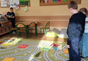 Dzieci wcielają się w rolę osoby niewidomej