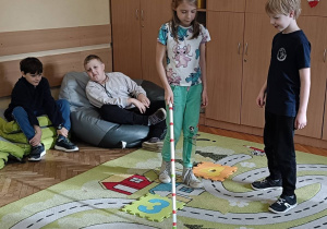 Uczniowie koncentrują się na ćwiczeniu wcielają się w osobę niewidomą