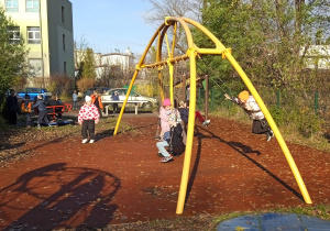 Uczniowie na placu zabaw