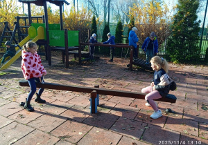 Uczennice na huśtawce