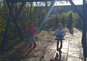 Uczennice na hustawce