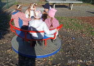 Uczniowie na karuzeli