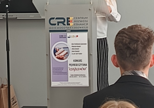 Marysia czyta podczas konkursu