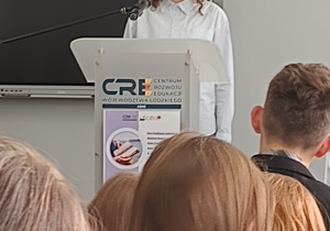 Helena czyta podczas konkursu