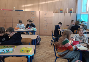 Dzieci wykonują ćwiczenie praktyczne ze zmysłem wzroku