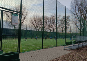 Chłopcy grając w piłkę na boisku przekonują się że ruch to zdrowie w walce z cukrzycą