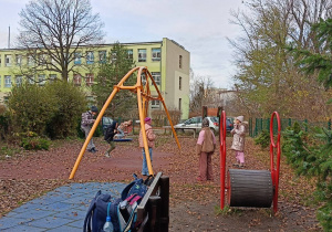 Dzieci starają się wykorzystać wolny czas w świetlicy, aby być zdrowym