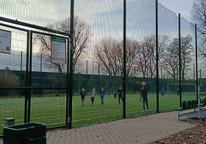 Dzieci wykorzystują swój potencjał zdrowotny w praktyce na boisku szkolnym
