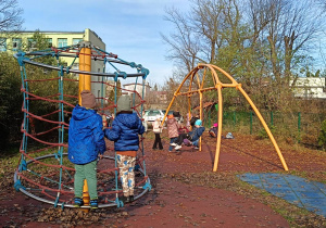 Dzieci wykorzystują zmysł wzroku i słuchu podczas zabawy