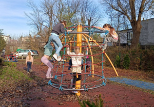 Uczniowie wykonują zabawy ze zmysłem wzroku na placu