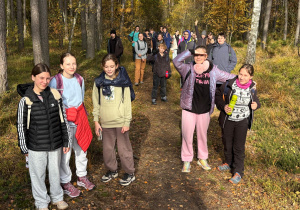 Grupa uczniów w lesie