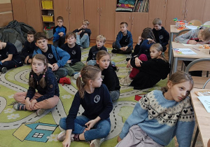 Uczniowie słuchają wykładu o historii Orląt Lwowskich