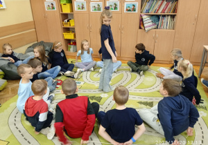 Uczniowie bawią się na dywanie