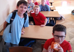 Uczniowie siedzą w ławkach