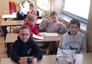 Uczniowie w ławkach