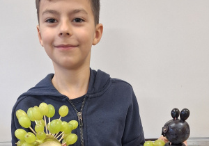 Uczeń pokazuje swoje prace