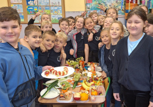 Uczniowie stoją przy swoich pracach