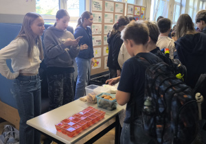 Uczniowie przy ławce